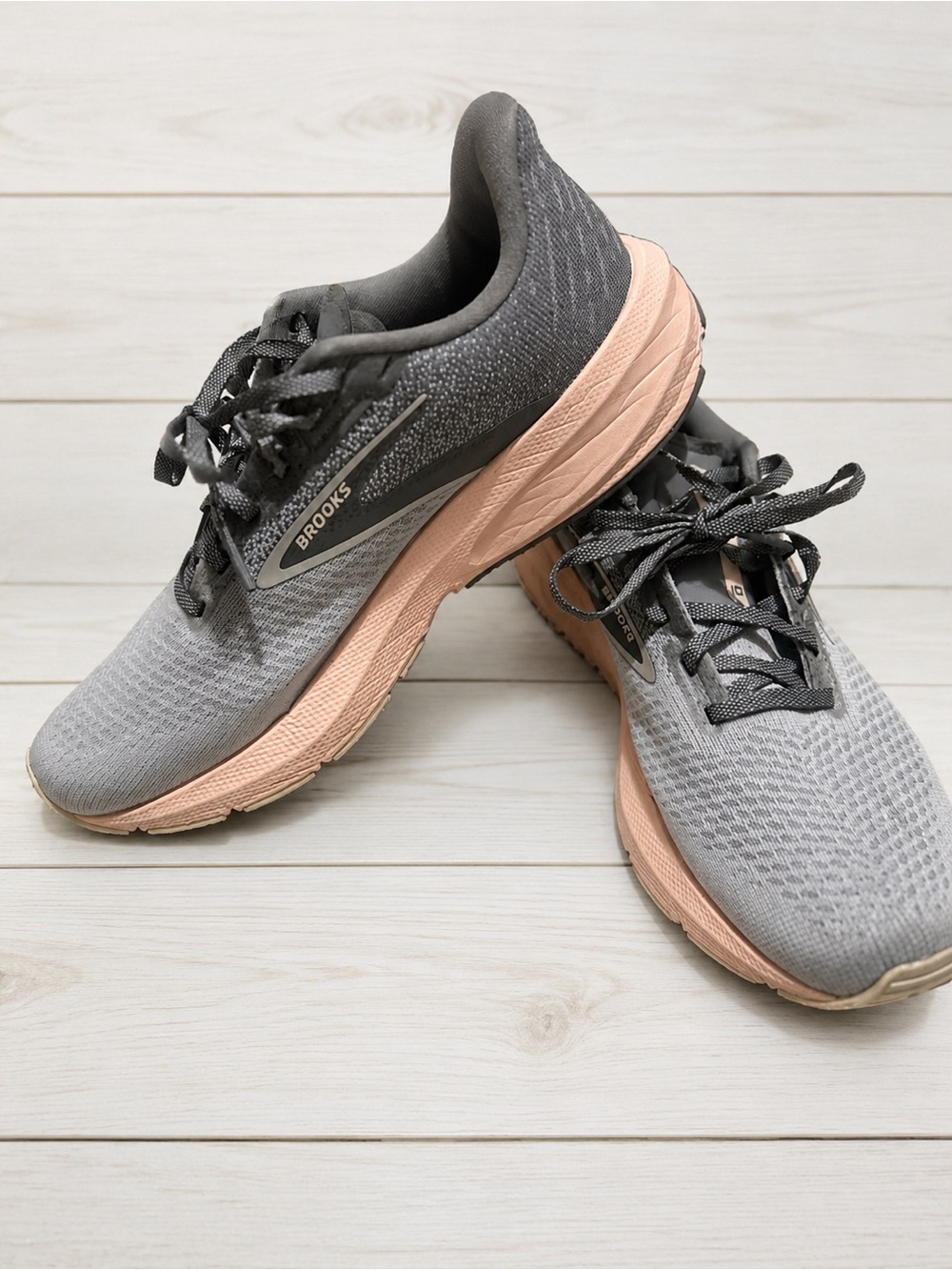 Brooks Women's Gray Athletic Sneakers with Pink Midsole